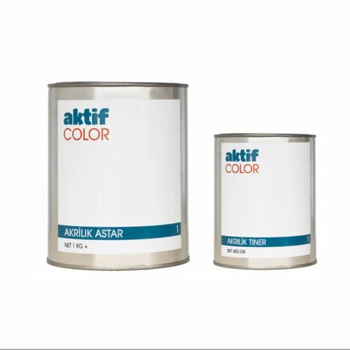 Aktif Color akrilik astar ile PVC ve alüminyum doğrama yüzey hazırlığı yapan usta, zımpara sonrası astar uygulaması yapıyor.