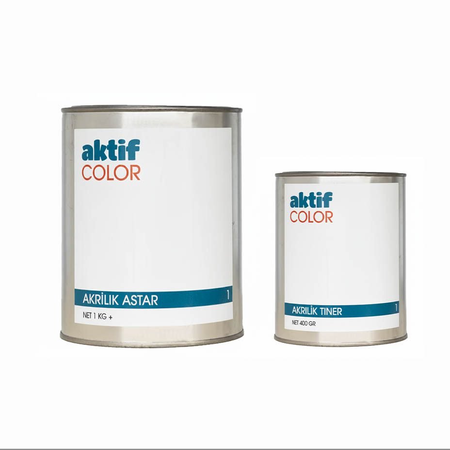 Aktif Color akrilik astar ile PVC ve alüminyum doğrama yüzey hazırlığı yapan usta, zımpara sonrası astar uygulaması yapıyor.